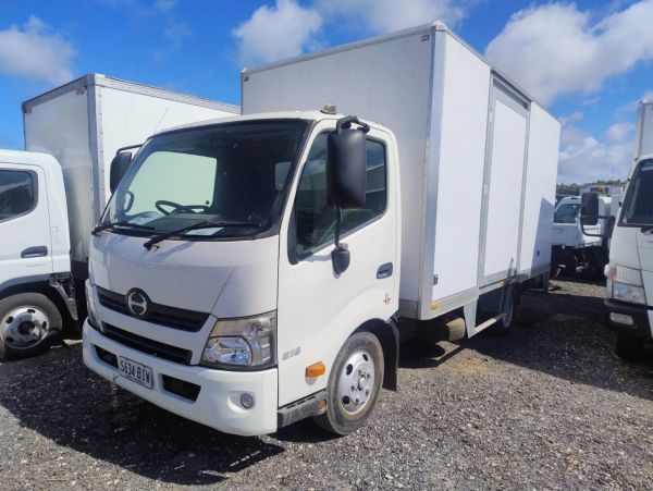 2015 HINO 300 616 Box Truck image