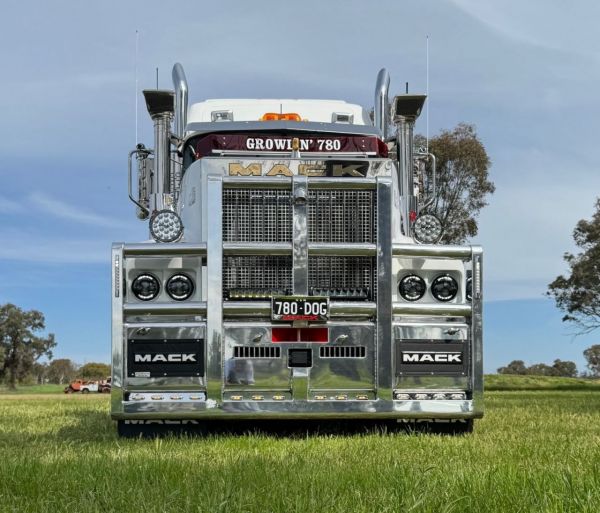 Mack Superliner image