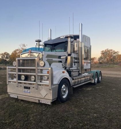2015 Kenworth T909 image