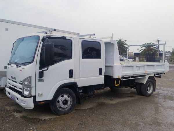 2010 ISUZU NPR300 Dump Truck image