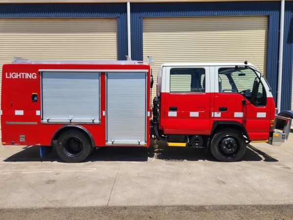 2004 ISUZU NPR400 Service Vehicle image