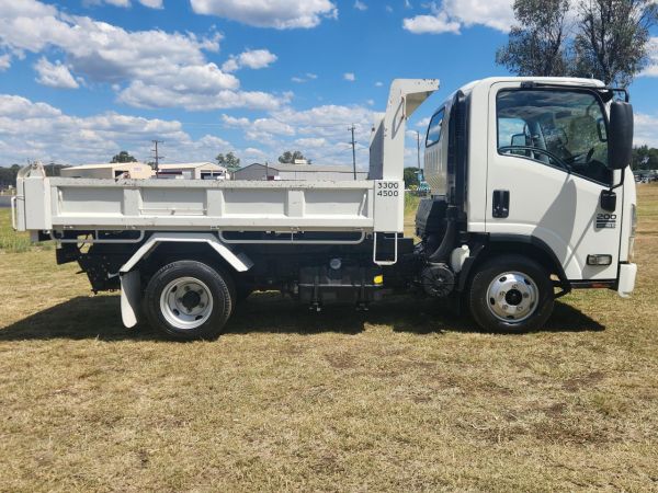 2013 ISUZU NPR200 Dump Truck image
