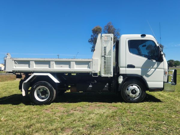 2014 MITSUBISHI FUSO CANTER 815 Dump Truck image
