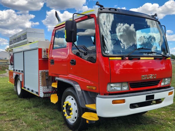 2000 ISUZU FTR800 Fire Truck image