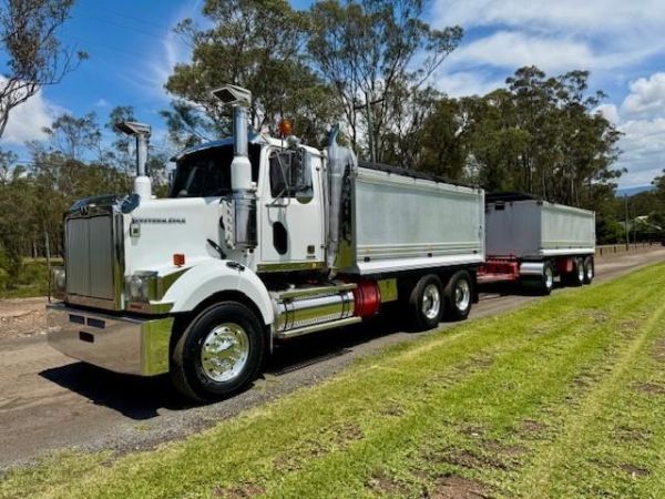 2014 WESTERN STAR 4800 TIPPER AND SHEPARD SUPER DOG, CUMMINS E5 550HP, 18SP, ROCKLINED BODIES image