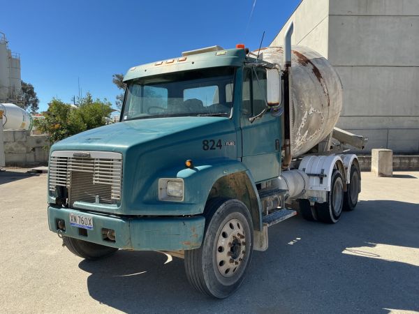 09/03 Freightliner Fl80 6x4 Concrete Agitator image
