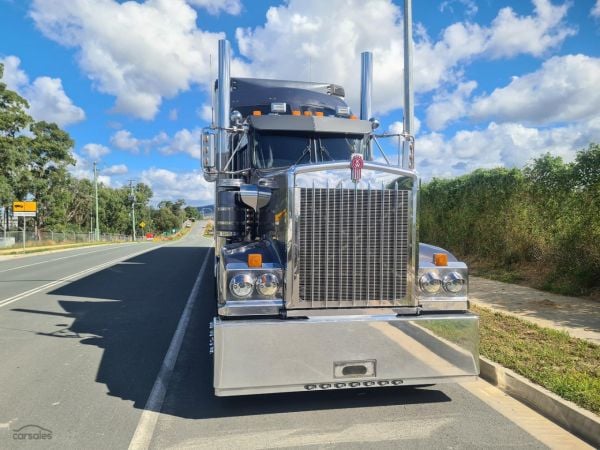 2017 Kenworth T909 image