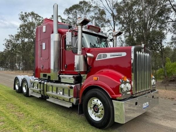 2013 KENWORTH T909 WITH 50-INCH BUNK, CUMMINS E5 (REBUILD HISTORY), 18SP image