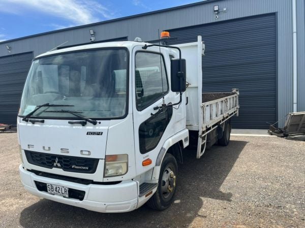 2013 MITSUBISHI FUSO FIGHTER 1024 Dump Truck image