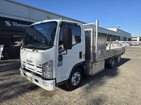 2009 Isuzu NNR 200 Medium 4x2 Tray Truck image