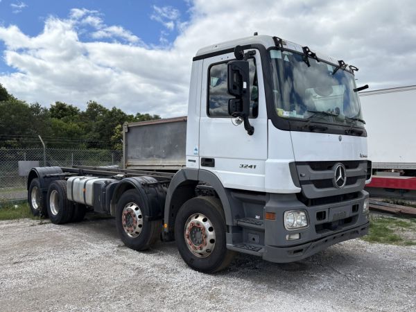 2016 Mercedes Benz Actros 3241 8x4 Cab Chassis **NON-RUNNER** image