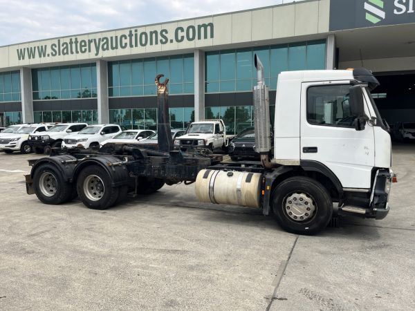 2003 Volvo FM 6x4 Hook Bin Truck image