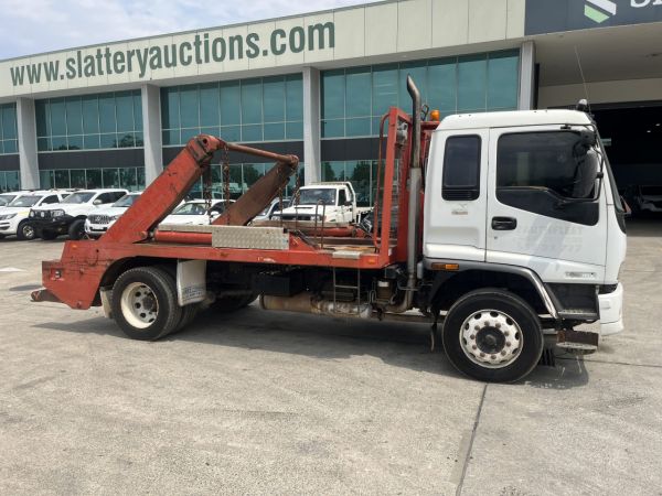 2006 Isuzu FTR 900 4x2 Skip Bin Truck image