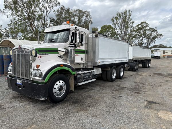 2010 Kenworth T408 SAR Truck & Hamelex White Quad Dog image