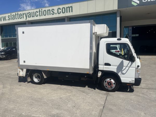 2019 Mitsubishi 515 Duonic Refrigerated Pantech image
