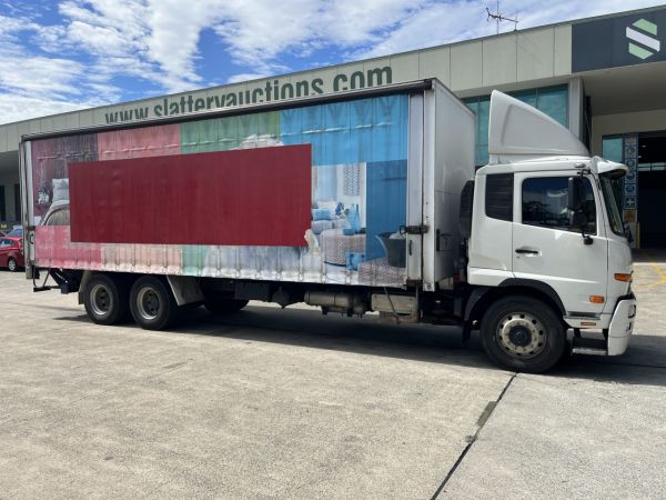 2014 UD PK17 280 6x2 Curtainsider image