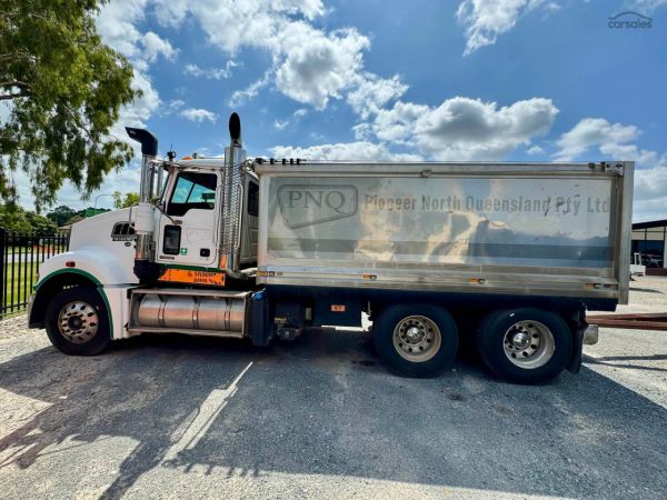 2016 Mack Trident image