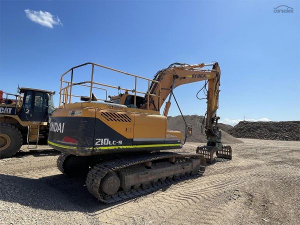 2015 HYUNDAI ROBEX 210 LC-9 image