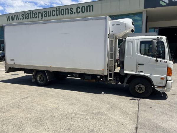 2008 Hino 500 2 1024 4x2 Refrigerated Pantech image