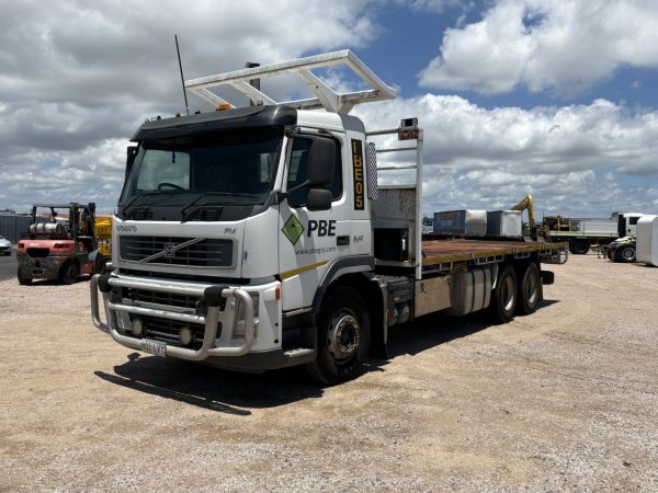 2009 Volvo FM9 Tray Truck image