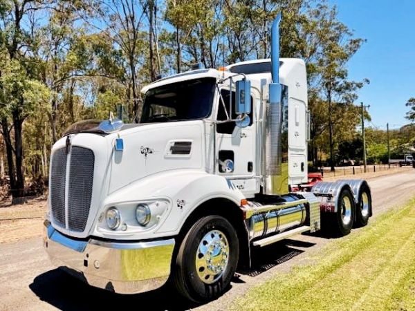 2014 KENWORTH T403 36-INCH BUNK, CUMMINS ISX, 18SP image