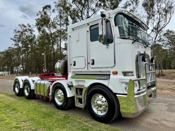 2018 KENWORTH 2018 KENWORTH K200 8X4 FLAT ROOF, AUTO, CUMMINS X15 (60K KMS ON REBUILD), 130T RATED image
