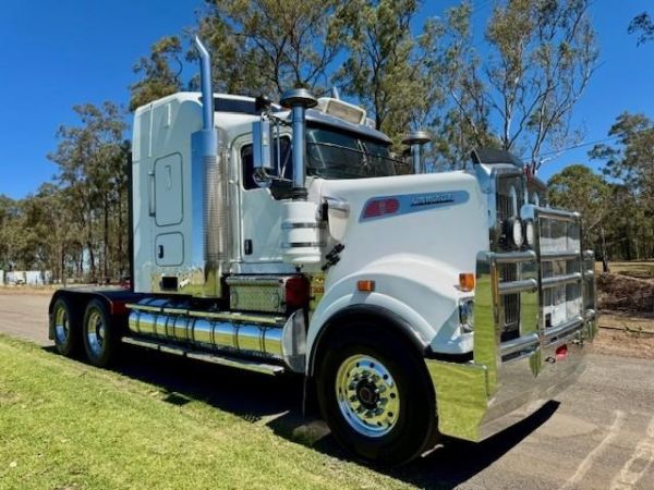 2014 KENWORTH T909 50INCH BUNK, X15 CRATE MOTOR WITH 485K KMS, 18SP, 130T RATED image