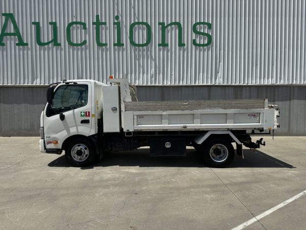 2019 Hino 300 718 4x2 Tipper image