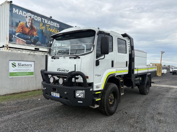 2022 Isuzu FSS 110/210 4x4 Cab Chassis image