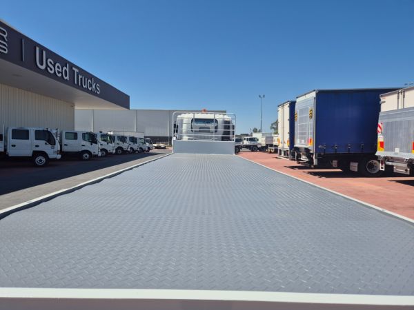 2012 Isuzu FVM1400 Tray 6x2 10m 14 Ton Tray image