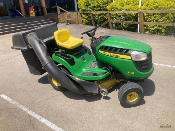 2015 John Deere D110 image