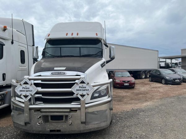 2020 FREIGHTLINER CASCADIA 126 Prime Mover image