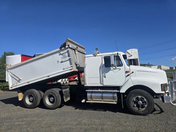1994 INTERNATIONAL 3600 Dump Truck image