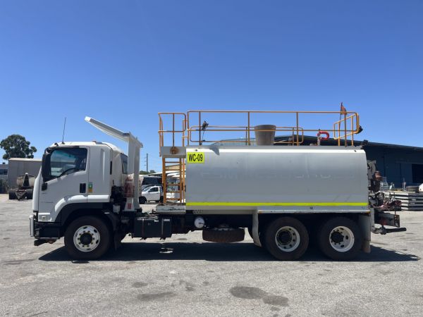 2018 Isuzu 260 300 FVZ 6x4 Water Truck image