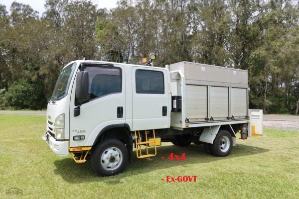 2017 Isuzu N Series NPS 75/45-155 4x4 Crew Cab image