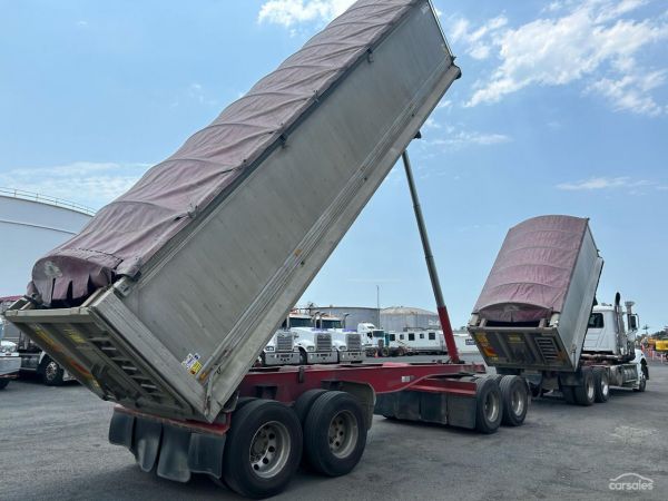 2016 Mack Trident image