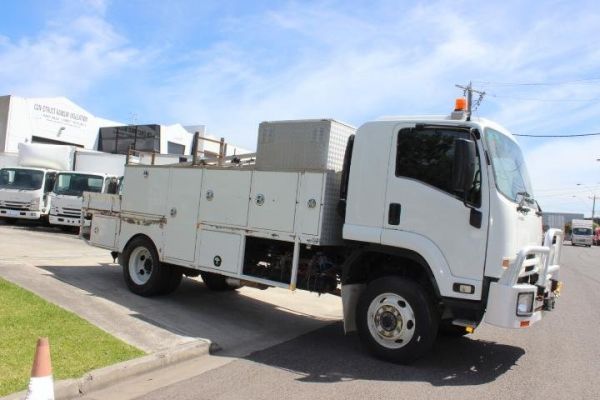 2011 Isuzu F Series FSS 550 image