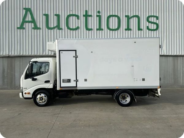 2020 Hino 300 616 4x2 Refrigerated Pantech (Ex Lease) image