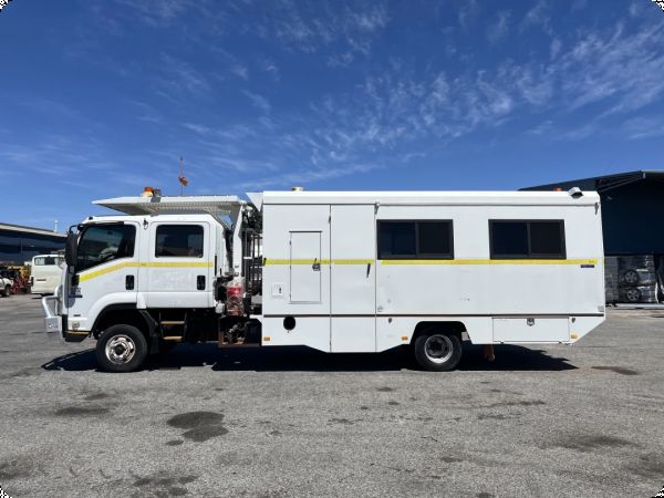 2010 Hino 600 Crew Cab 4x2 Crib Bus image