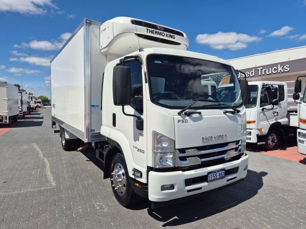 2019 Isuzu FSD 140/120-260 Refrigerated AUTO 8 Pallet Freezer image