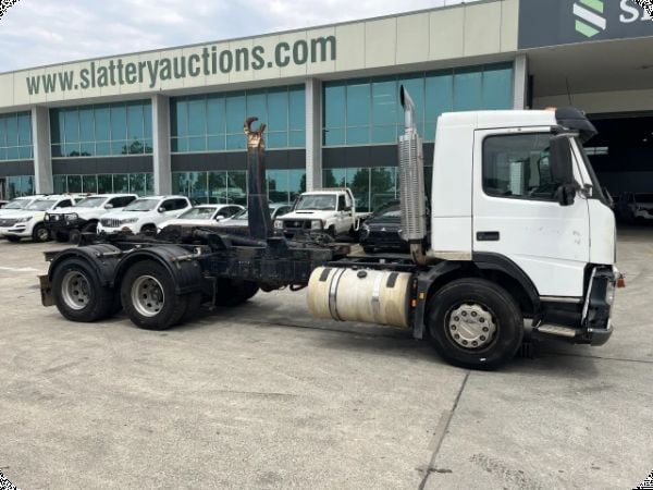 2003 Volvo FM 6x4 Hook Bin Truck image