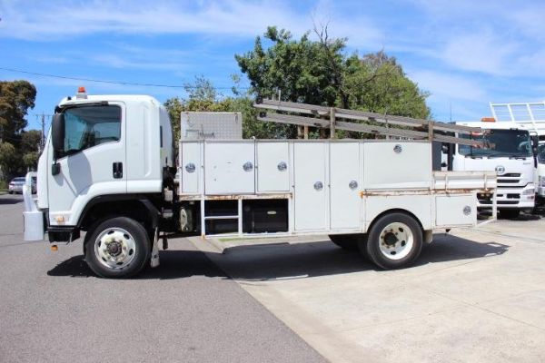 2011 Isuzu F Series FSS 550 image