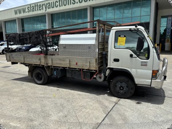 2005 Isuzu N-Series NC 4x2 Tray Truck image