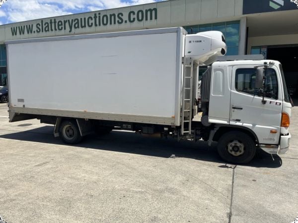 2008 Hino 500 2 1024 4x2 Refrigerated Pantech image