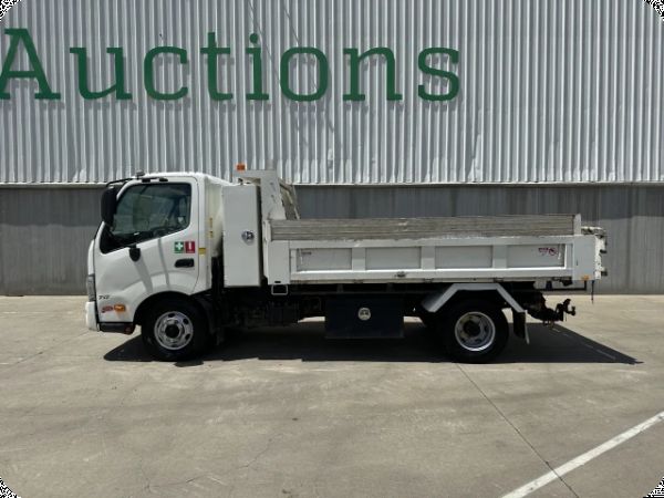 2019 Hino 300 718 4x2 Tipper image