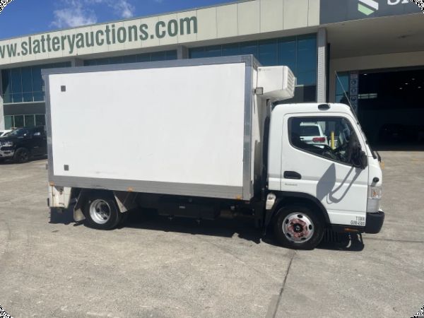 2019 Mitsubishi 515 Duonic Refrigerated Pantech image