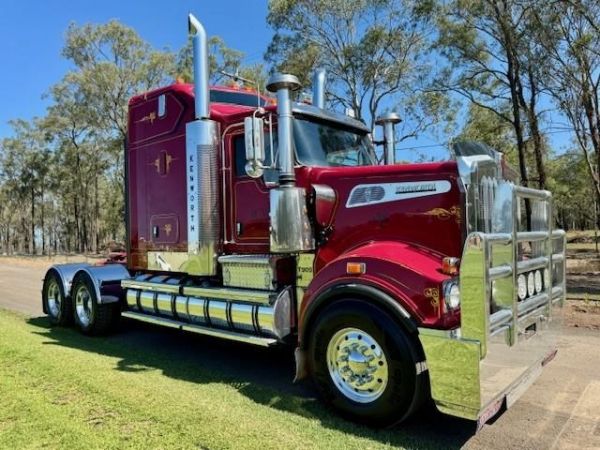 2011 KENWORTH T909 50-INCH BUNK, CUMMINS ISX CRATE MOTOR WITH LOW KMS, 18SP AND 90T RATED image
