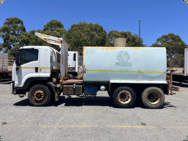 2009 Isuzu 1400-295 6x4 Water Truck image