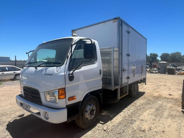 2010 HYUNDAI HD75 Box Truck image
