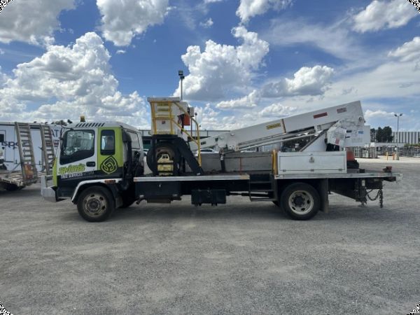 2000 Isuzu FSR700 4x2 EWP Truck image